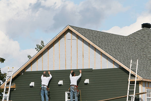 Professional Vinyl Siding technician working in Lewis Center, OH